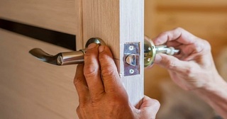 Установка и замена дверной ручки в Белой Калитве от 280 руб. – Мастер24, монтаж фурнитуры, недорого